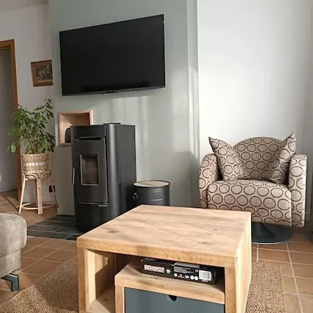 Leopold, Citadin Au Pied Des Bois!