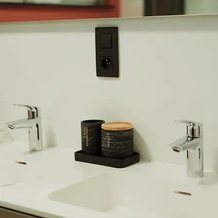 Leopold, Citadin Au Pied Des Bois!